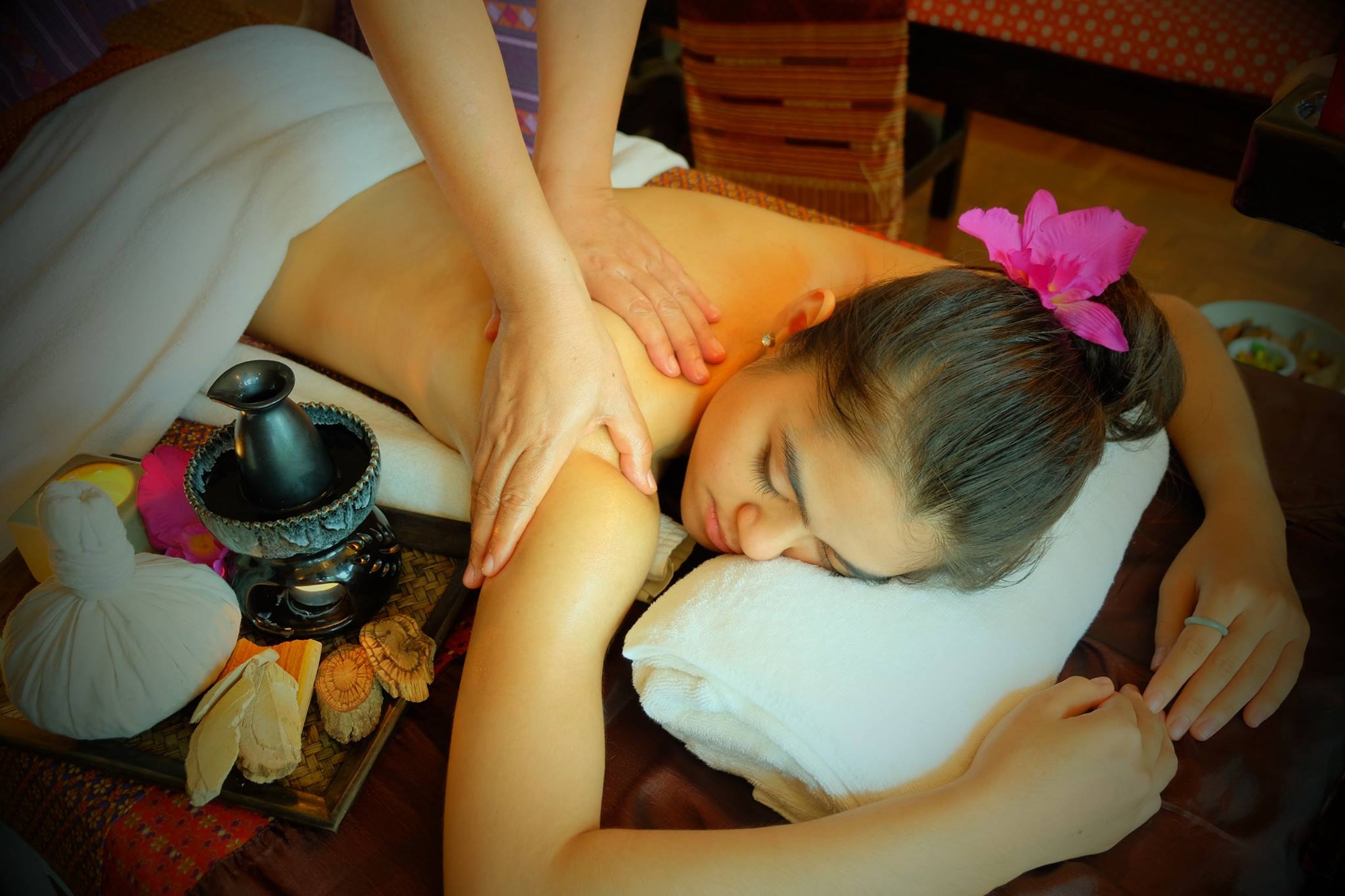 Aromatherapy Hot Oil Massage